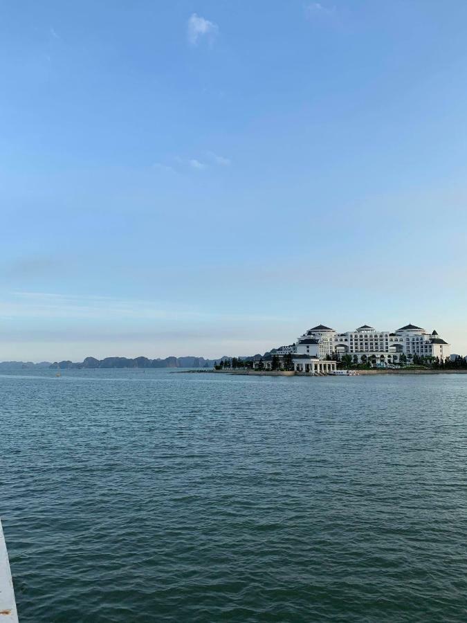 Manchester Hotel Ha Long Esterno foto